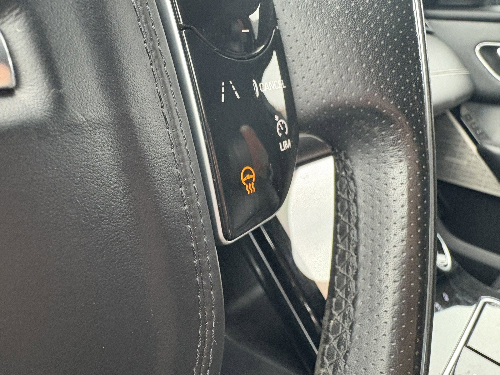 Used 2018 Land Rover Range Rover Velar R-Dynamic HSE image 28