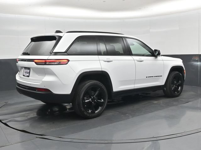 Used 2024 Jeep Grand Cherokee Altitude AWD/4WD image 3