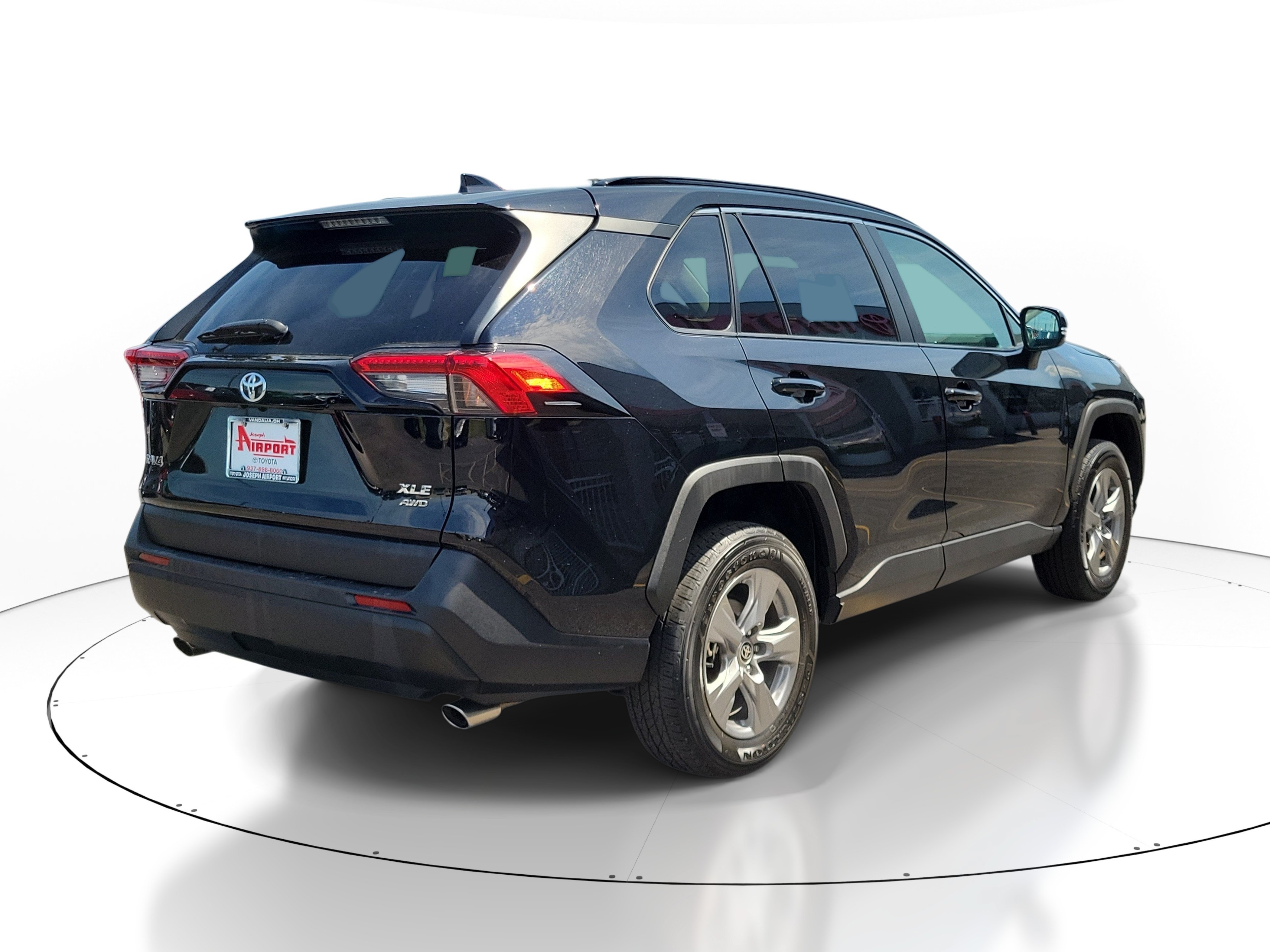 Used 2024 Toyota RAV4 XLE AWD/4WD image 4