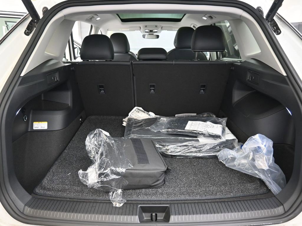 Used 2025 Volkswagen Tiguan SE w/ Panoramic Sunroof Package image 17