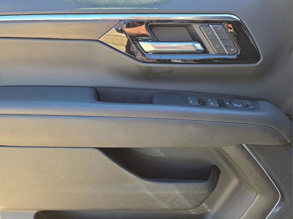 Used 2025 Chevrolet Suburban Z71 image 22