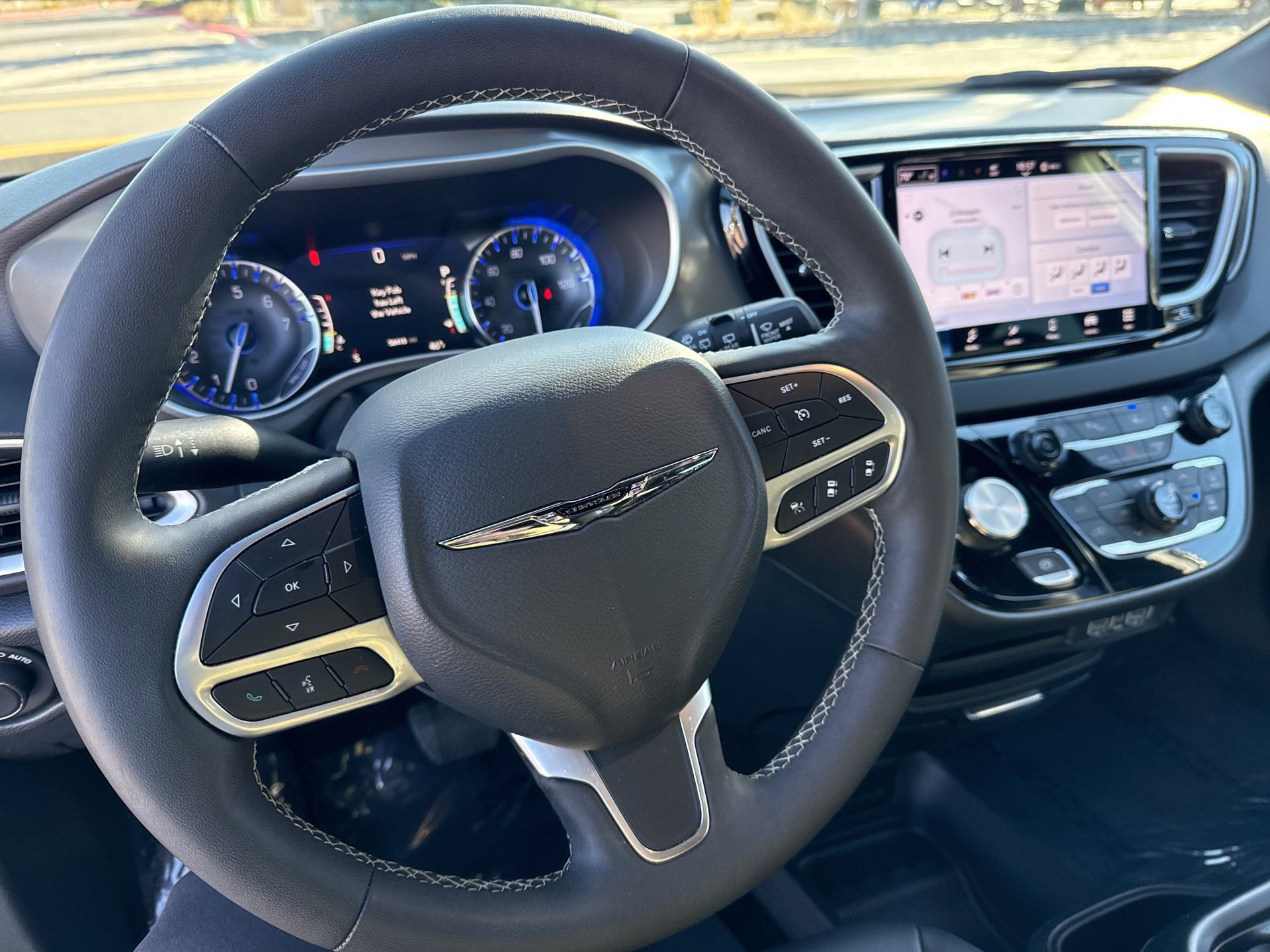 Used 2025 Chrysler Pacifica Select image 19