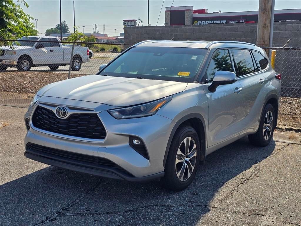 Used 2021 Toyota Highlander XLE AWD/4WD image 2
