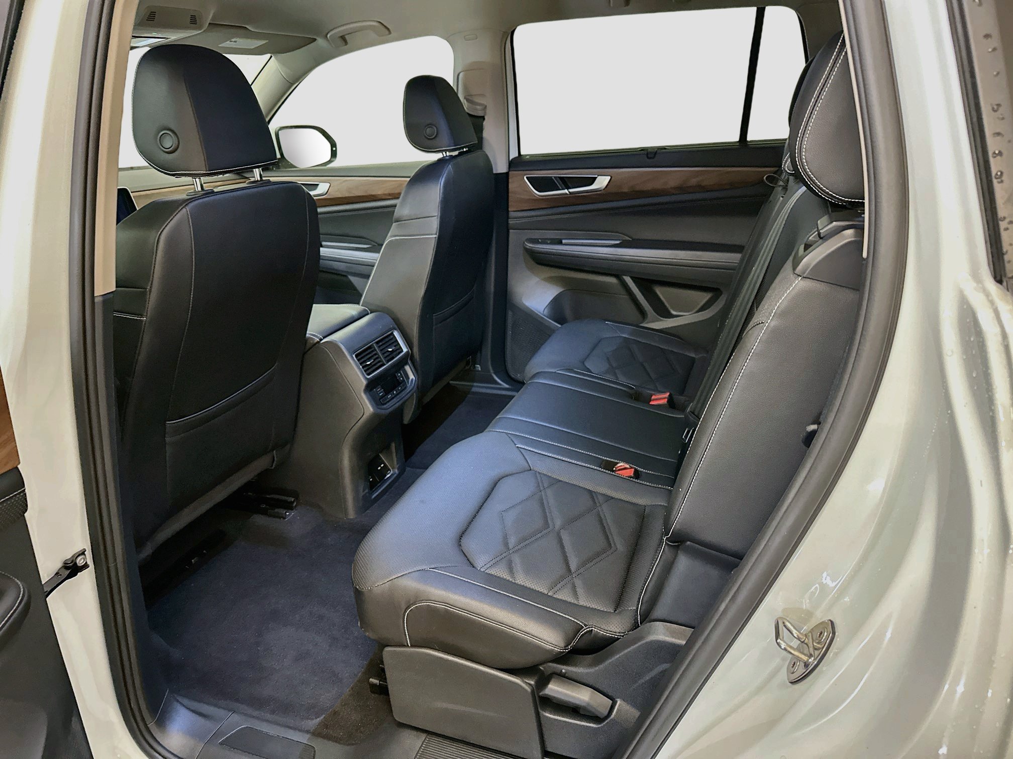 Used 2025 Volkswagen Atlas SE AWD/4WD image 29