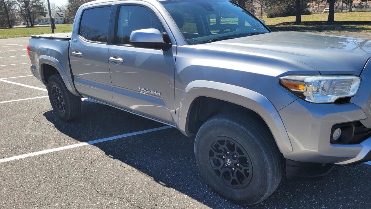 Used 2020 Toyota Tacoma SR5 AWD/4WD image 9