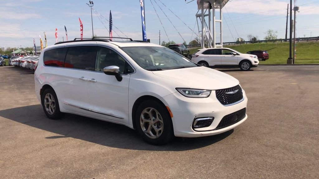 Used 2023 Chrysler Pacifica Limited FWD image 2