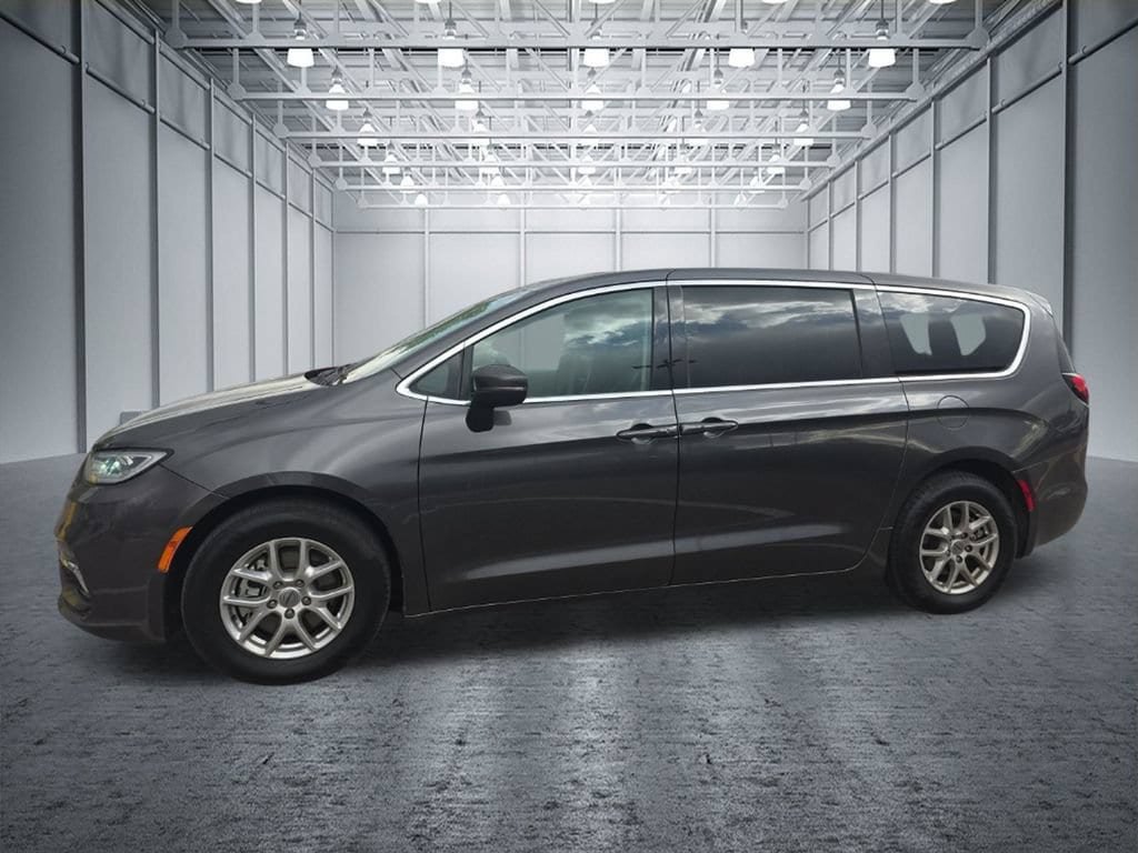 Used 2023 Chrysler Pacifica Touring-L FWD image 2
