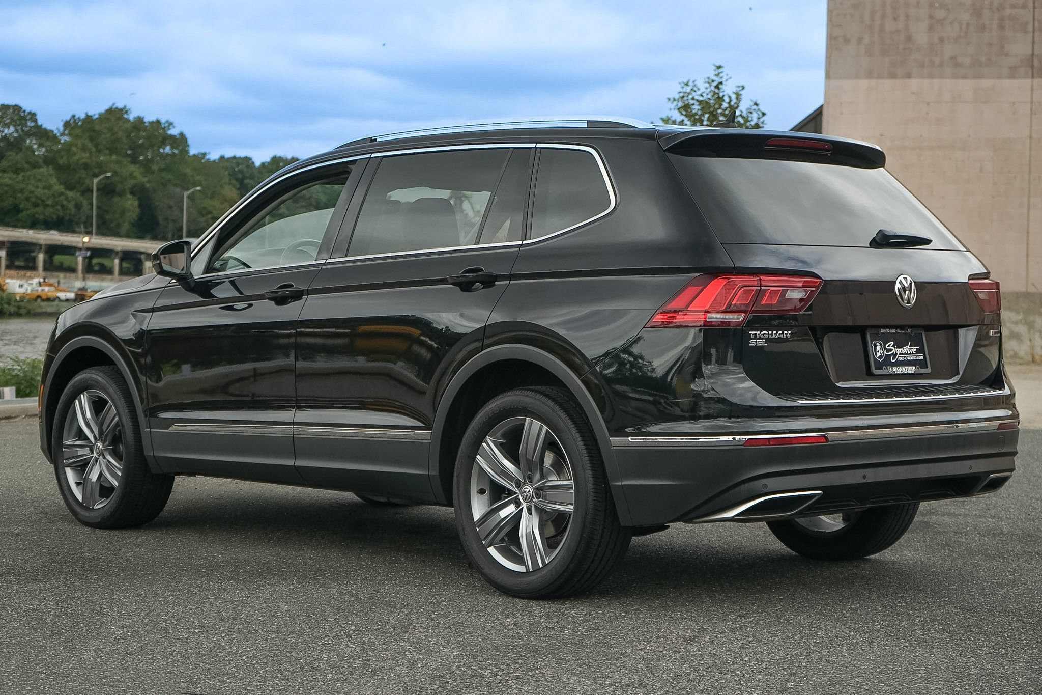 Used 2020 Volkswagen Tiguan SEL w/ 3rd Row Seat Package AWD/4WD image 3