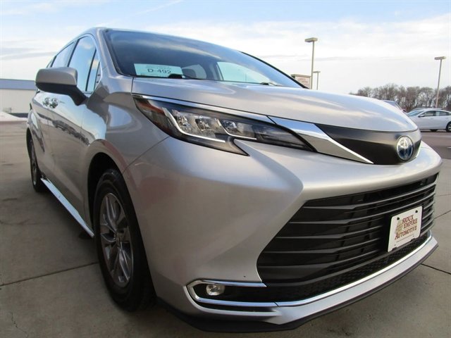 Used 2023 Toyota Sienna XLE AWD/4WD image 37