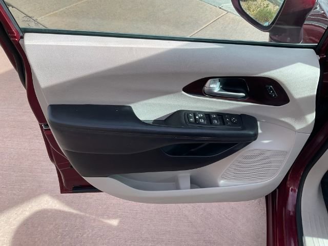 Used 2017 Chrysler Pacifica Limited FWD image 13