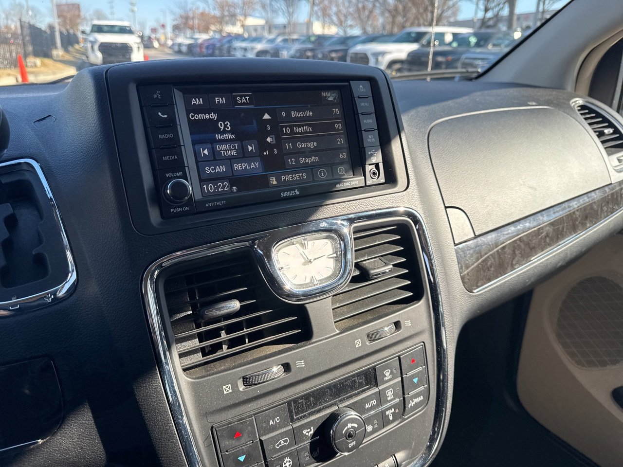 Used 2014 Chrysler Town & Country Touring w/ Driver Convenience Group image 10