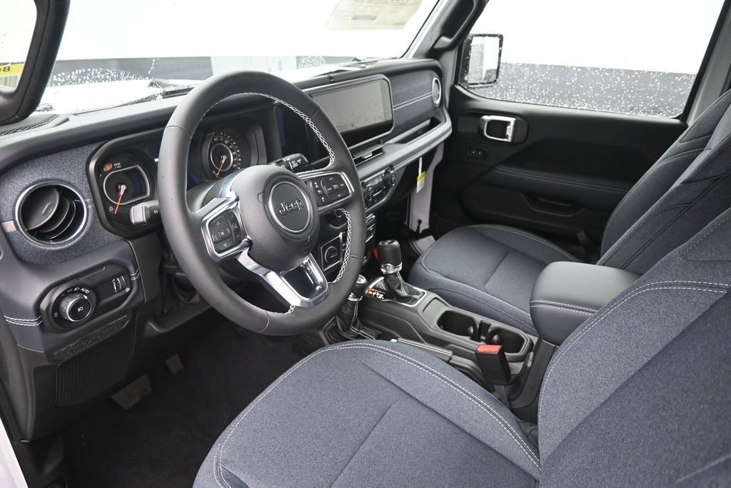 New 2026 Jeep Wrangler Unlimited Sahara w/ Rockslide Package AWD/4WD image 20