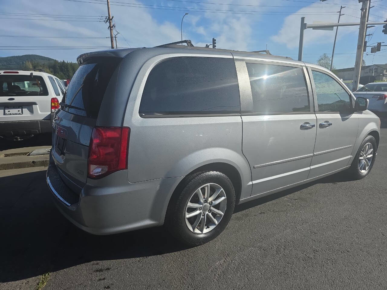 Used 2013 Dodge Grand Caravan SXT FWD image 3