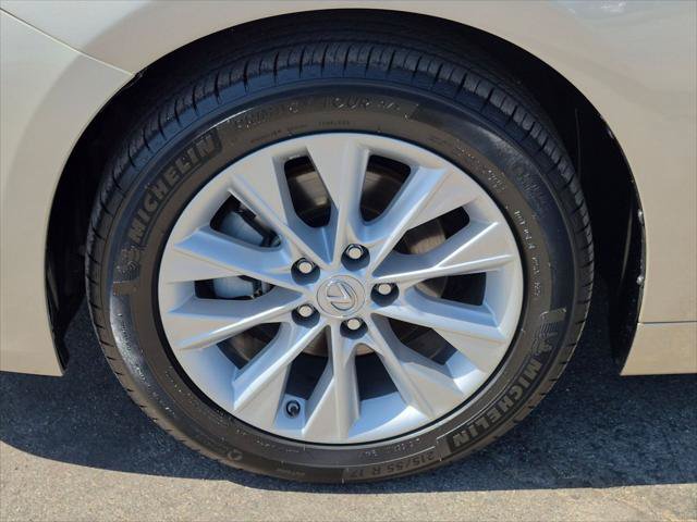 Used 2013 Lexus ES 300h w/ Luxury Pkg FWD image 9