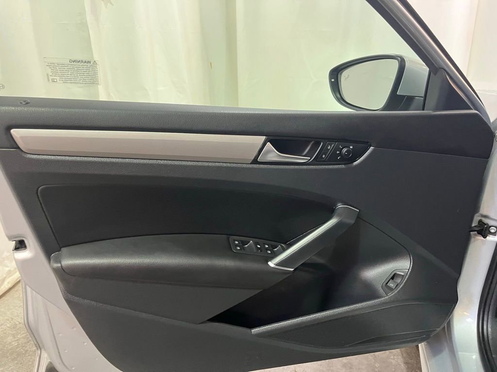 Certified 2020 Volkswagen Passat 2.0T SE w/ Sunroof Package image 10