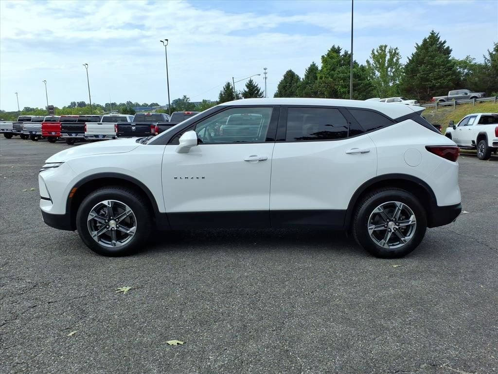 Used 2025 Chevrolet Blazer LT FWD image 6