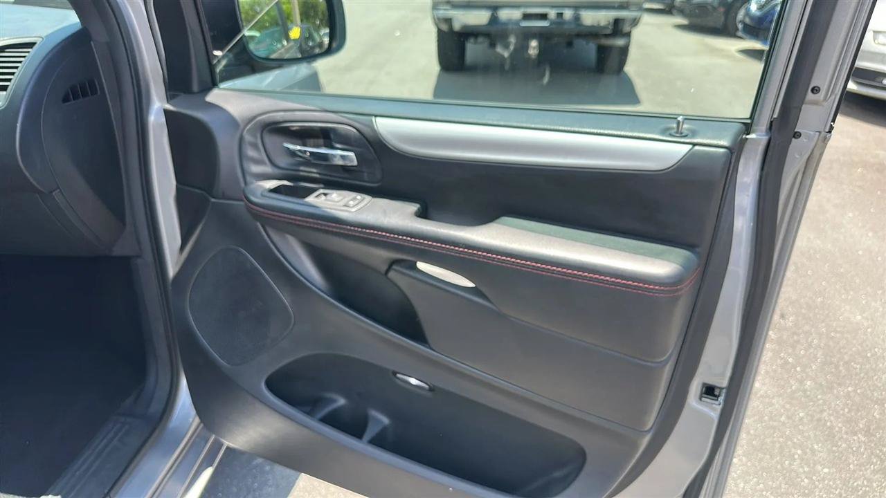 Used 2018 Dodge Grand Caravan GT FWD image 32