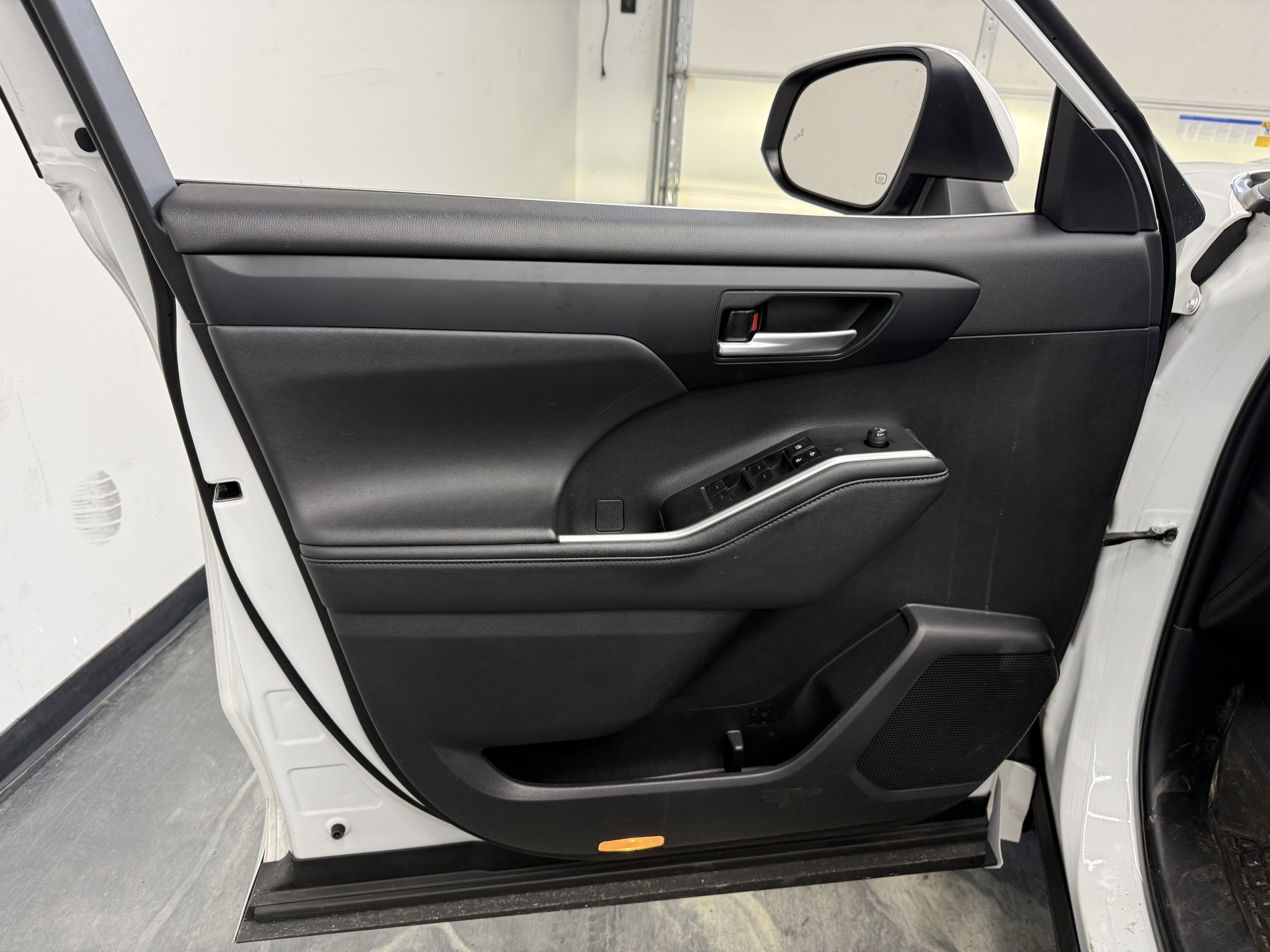 Used 2024 Toyota Highlander XLE image 9