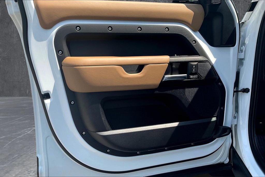 Used 2025 Land Rover Defender 110 V8 image 18