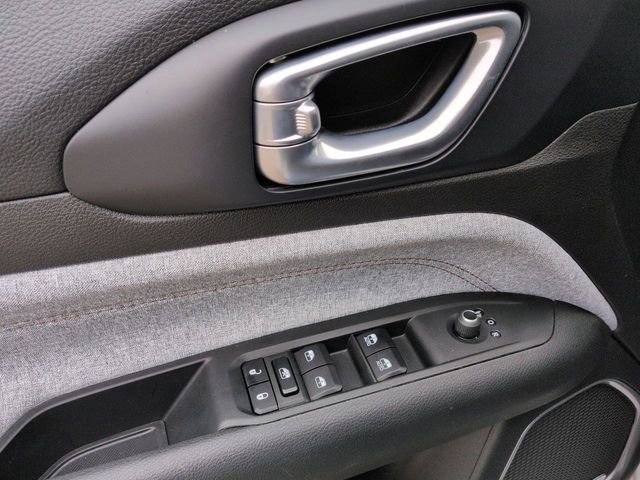 Used 2024 Jeep Compass Latitude w/ Sun and Sound Group AWD/4WD image 13