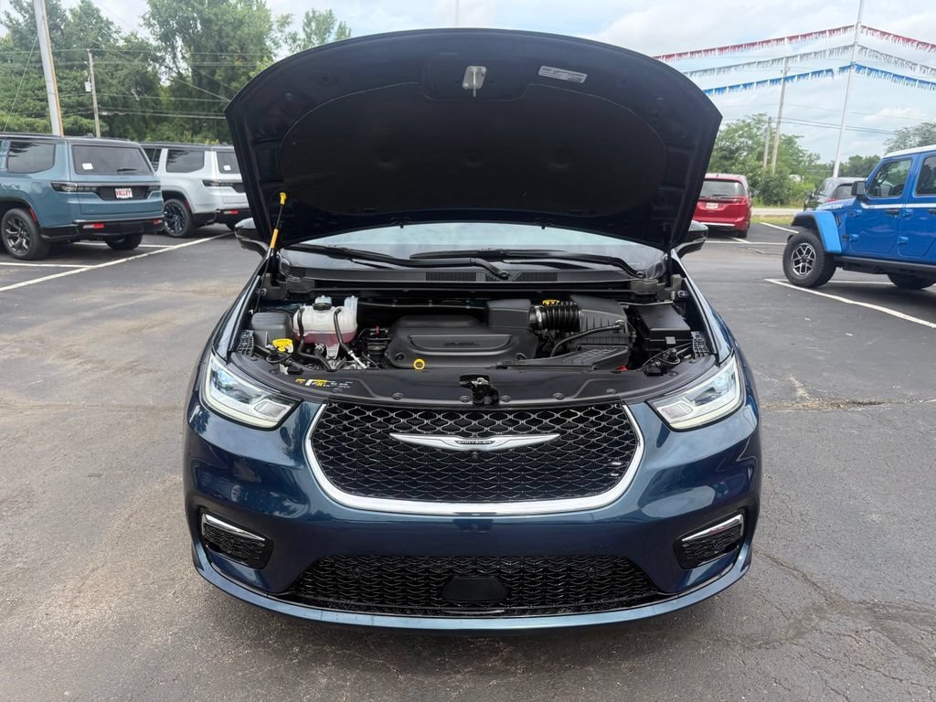Used 2025 Chrysler Pacifica Select w/ Uconnect Theater Family Group AWD/4WD image 64