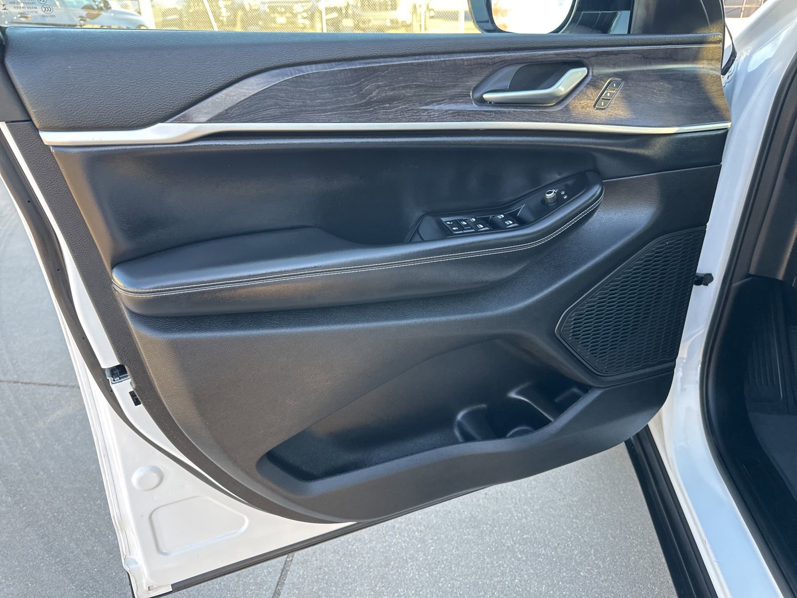 Used 2023 Jeep Grand Cherokee Limited image 24