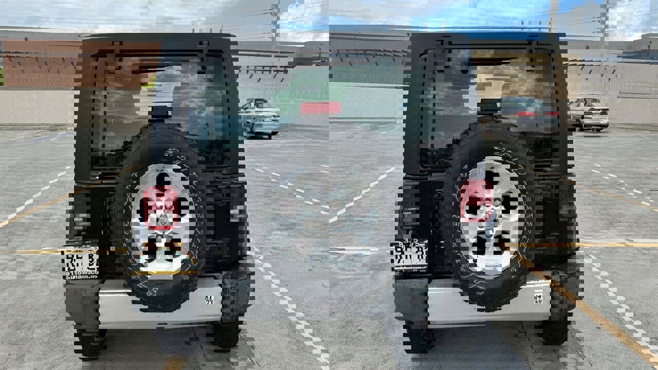 Used 2013 Jeep Wrangler Unlimited Sahara image 5