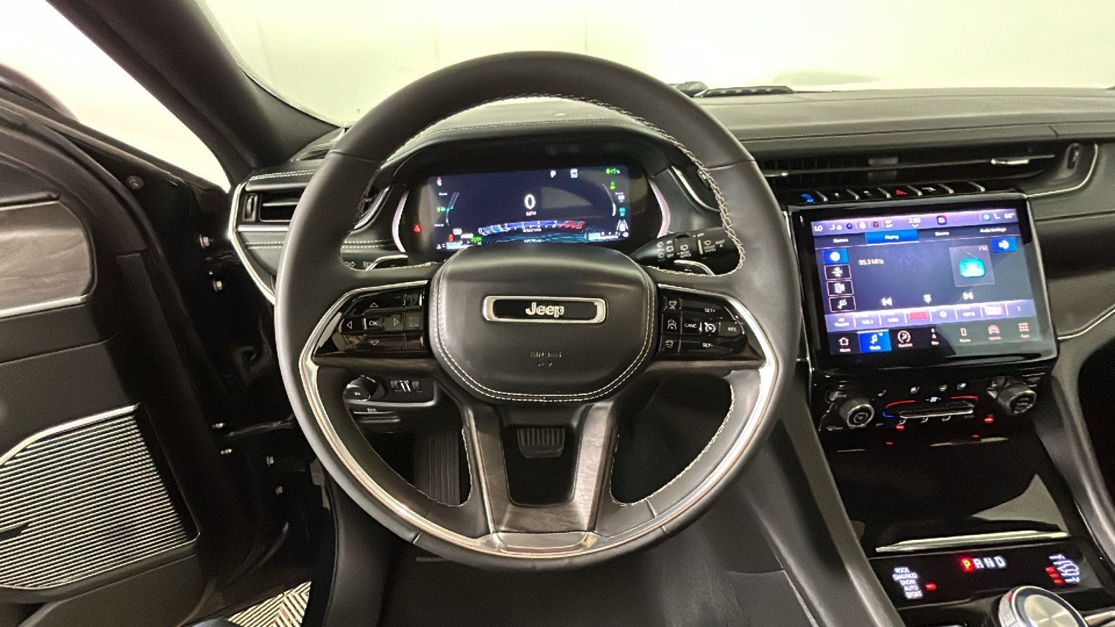 Used 2023 Jeep Grand Cherokee Overland AWD/4WD image 16