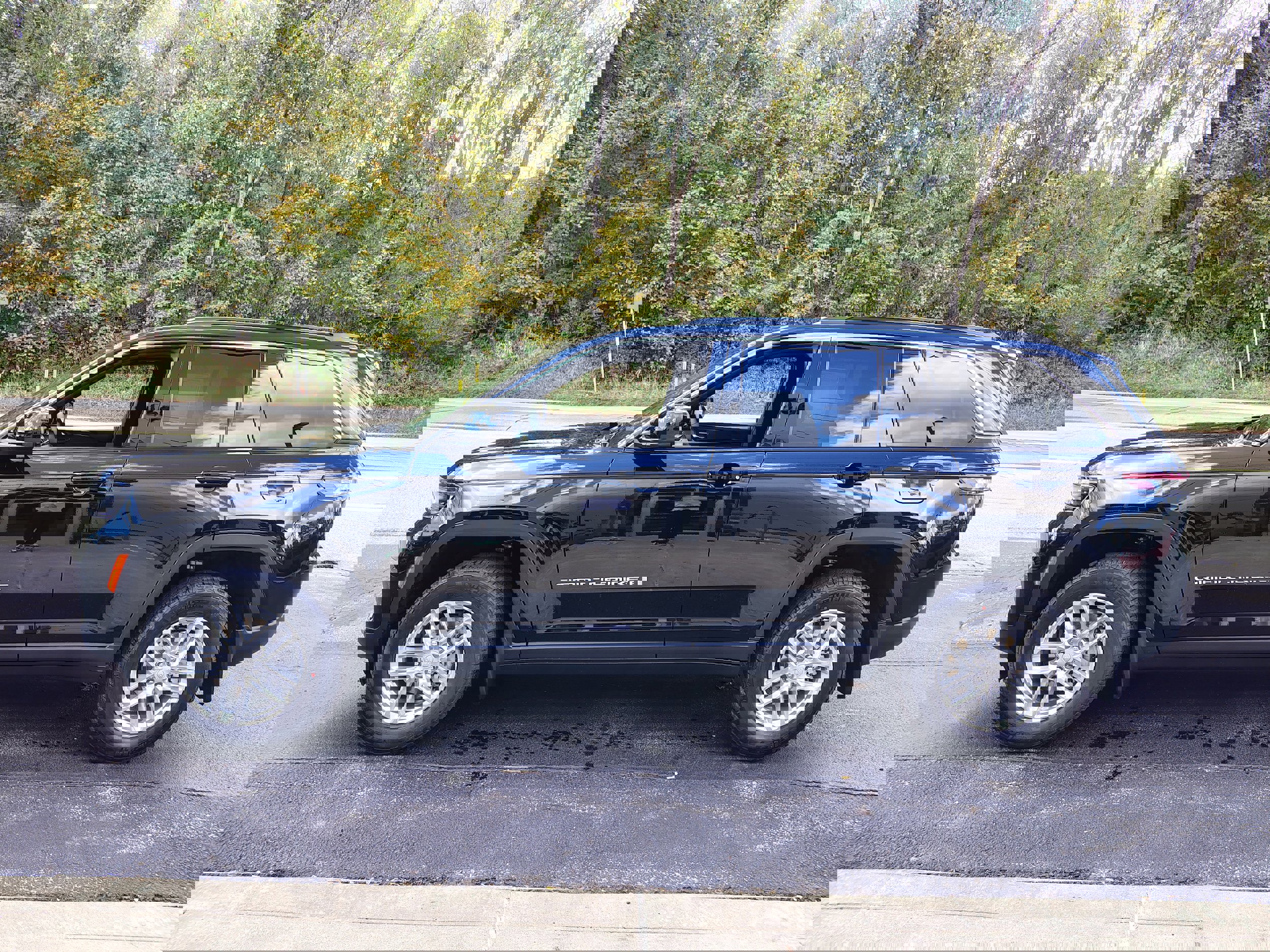 New 2025 Jeep Grand Cherokee Laredo X w/ Luxury Tech Group I image 6