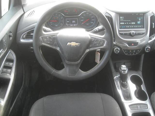 Used 2017 Chevrolet Cruze LT image 13