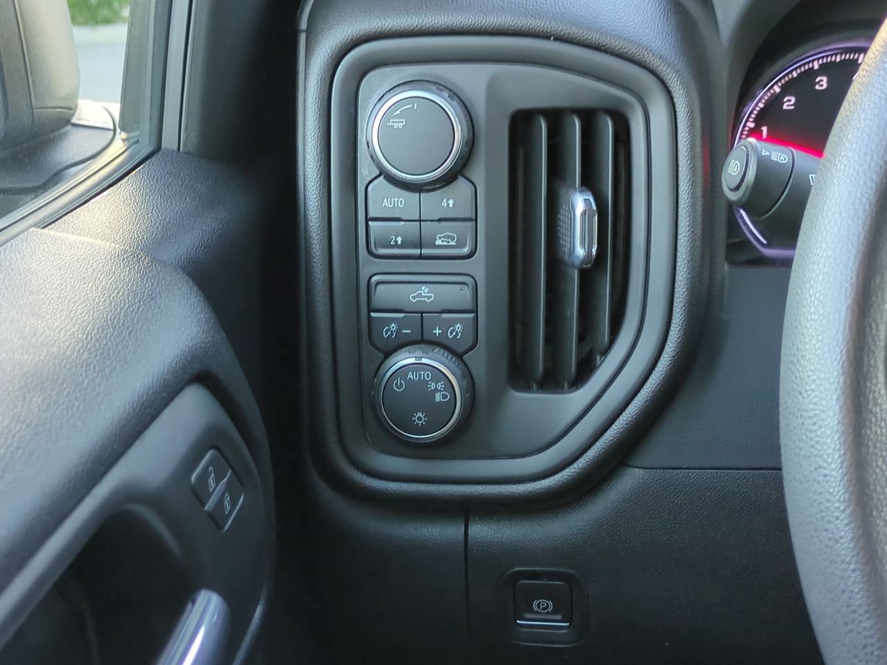 Used 2023 Chevrolet Silverado 1500 Custom AWD/4WD image 17