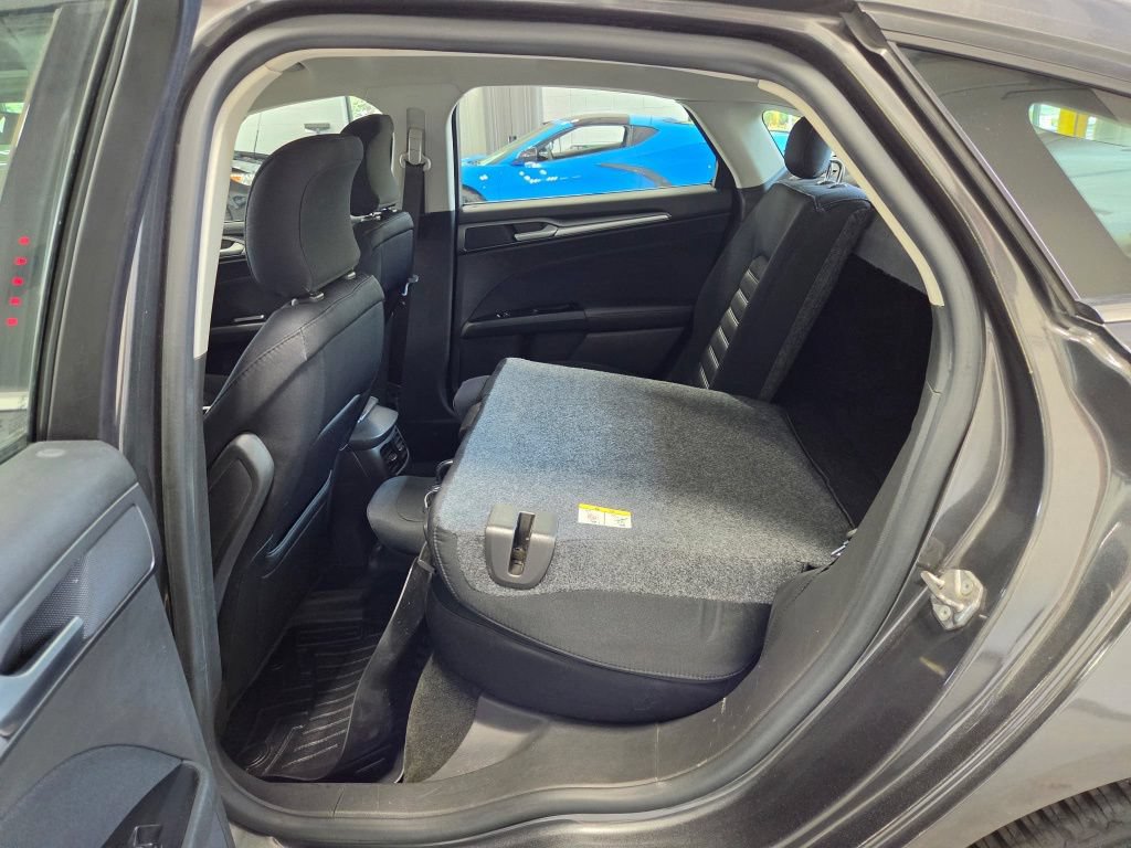 Used 2015 Ford Fusion SE FWD image 16