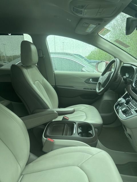 Used 2019 Chrysler Pacifica Touring-L FWD image 4