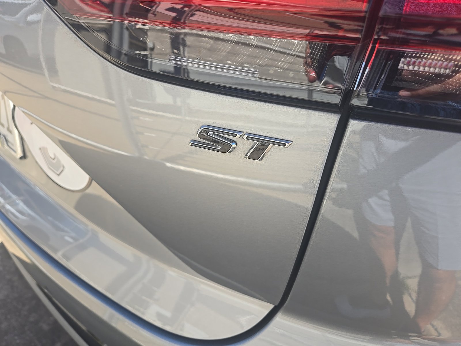 Used 2023 Buick Envision Essence w/ Technology Package I FWD image 6