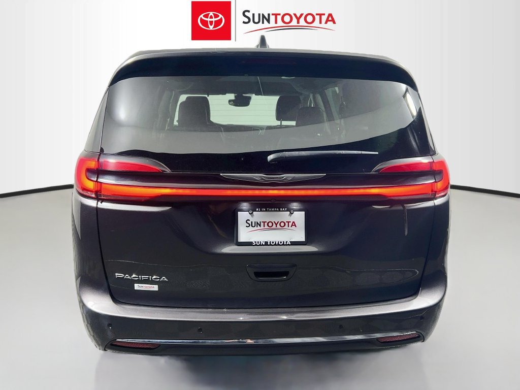 Used 2023 Chrysler Pacifica Touring-L FWD image 5