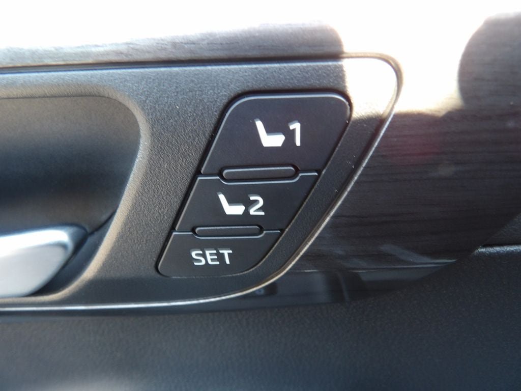 Used 2025 Toyota Highlander Limited AWD/4WD image 14
