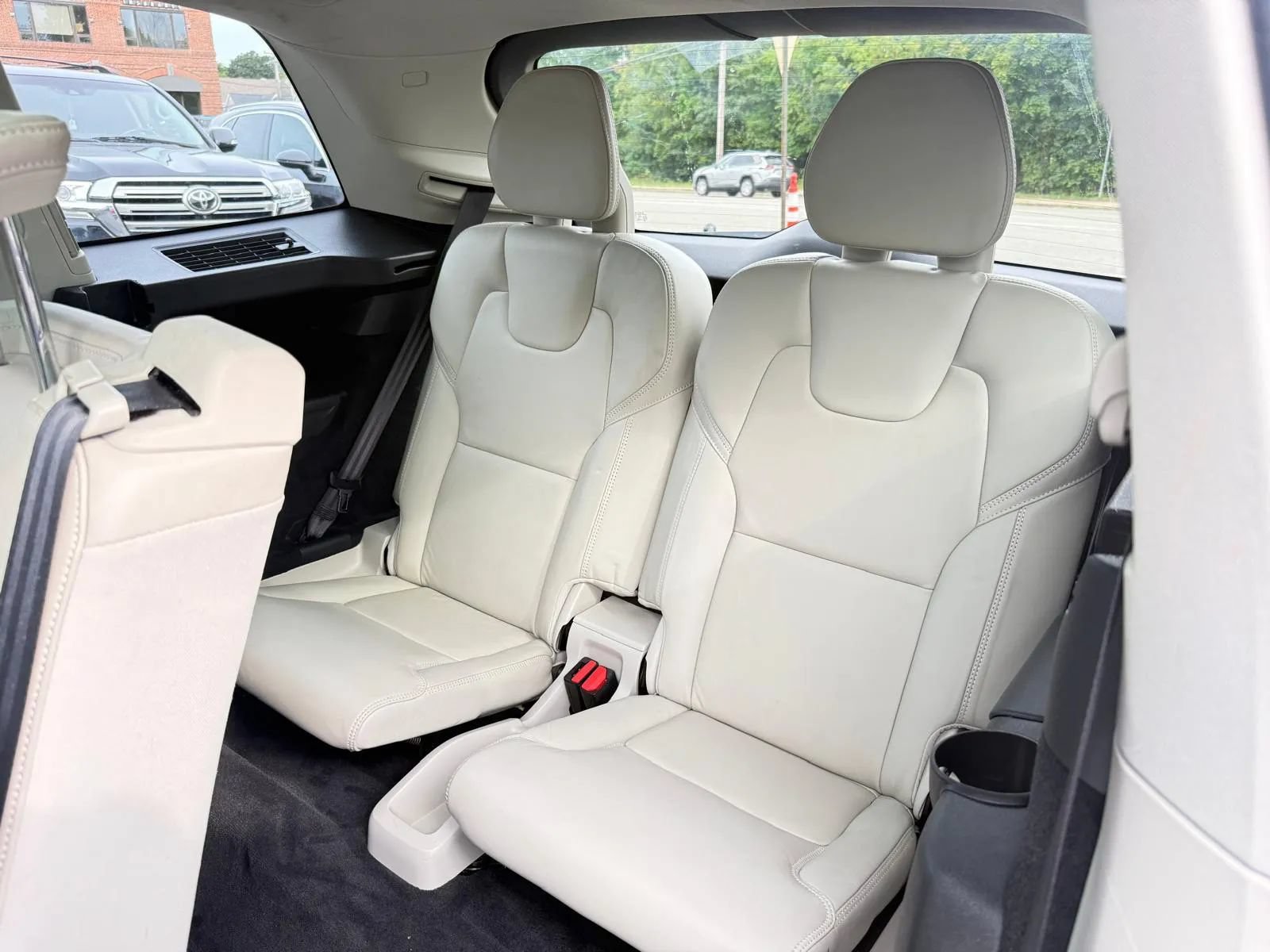 Used 2016 Volvo XC90 T6 Momentum AWD/4WD image 12