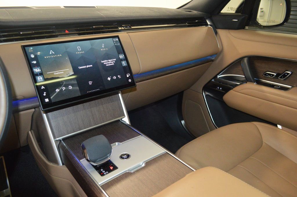 Used 2024 Land Rover Range Rover Long Wheelbase SE image 19