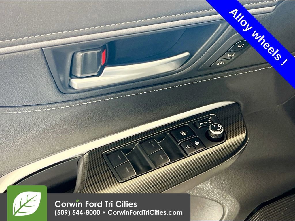 Used 2024 Toyota Venza Limited image 12