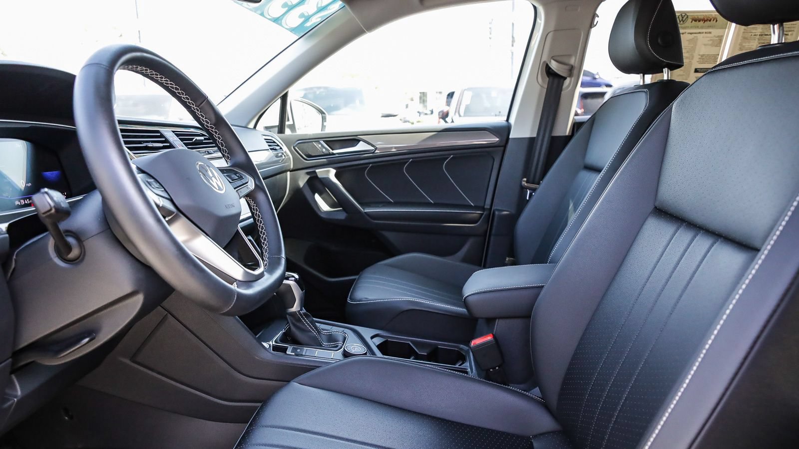 Used 2024 Volkswagen Tiguan SE AWD/4WD image 19
