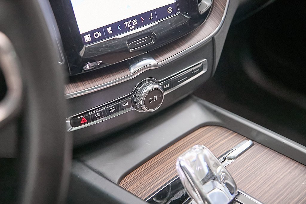 Certified 2023 Volvo XC60 B5 Ultimate w/ Climate Package image 15