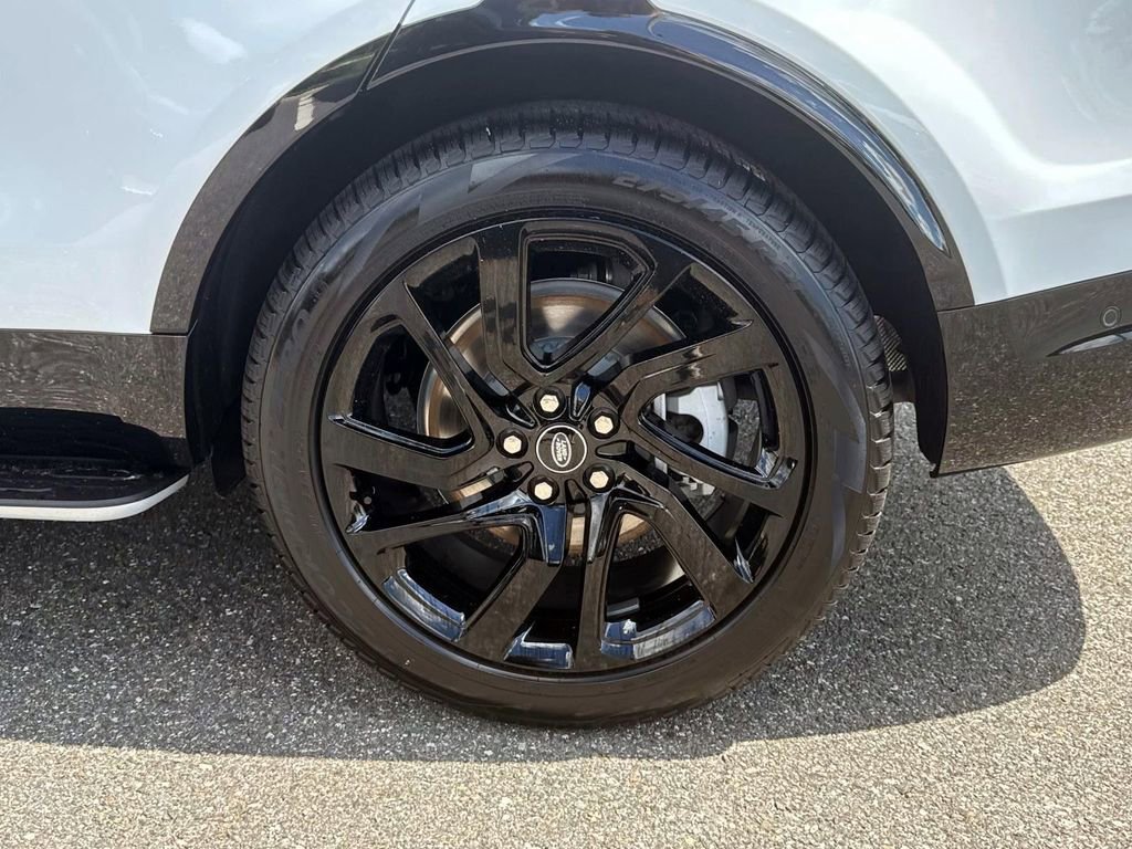 New 2025 Land Rover Discovery Dynamic SE image 3