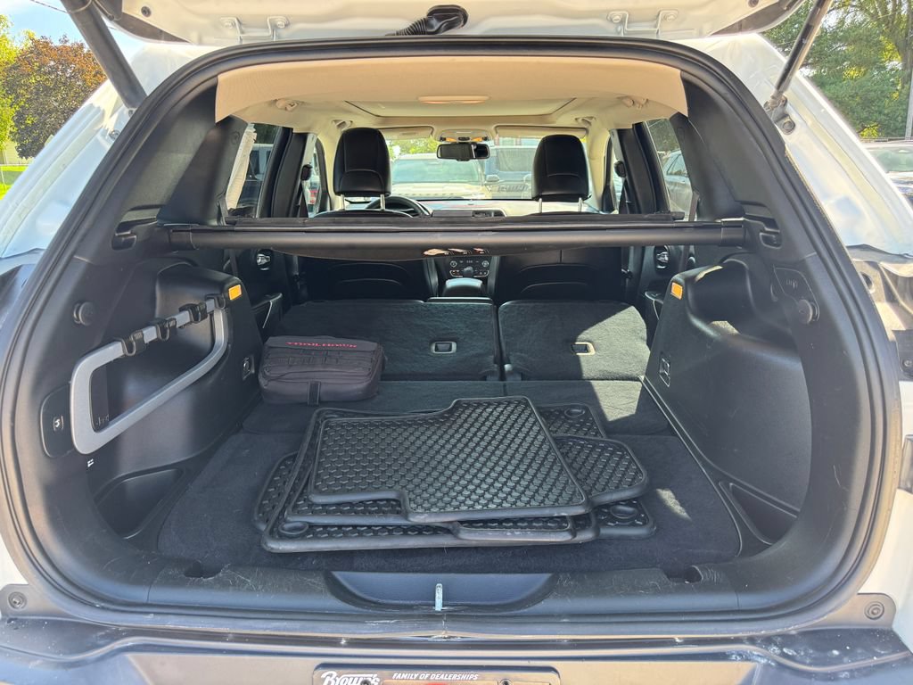 Used 2017 Jeep Cherokee Trailhawk AWD/4WD image 12