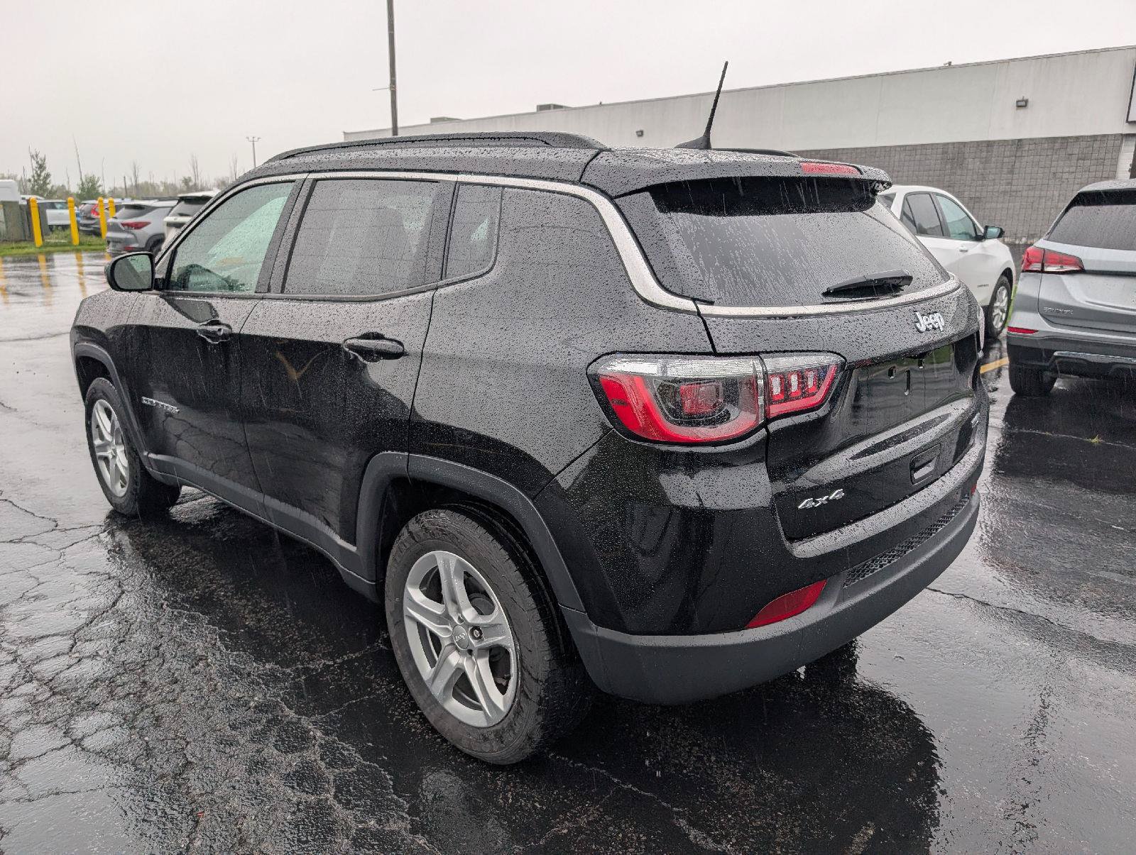 Used 2023 Jeep Compass Latitude w/ Convenience Group AWD/4WD image 8