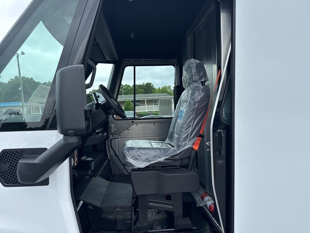 Used 2024 Chevrolet Brightdrop 400 w/ Commercial Equipment Package AWD/4WD image 9