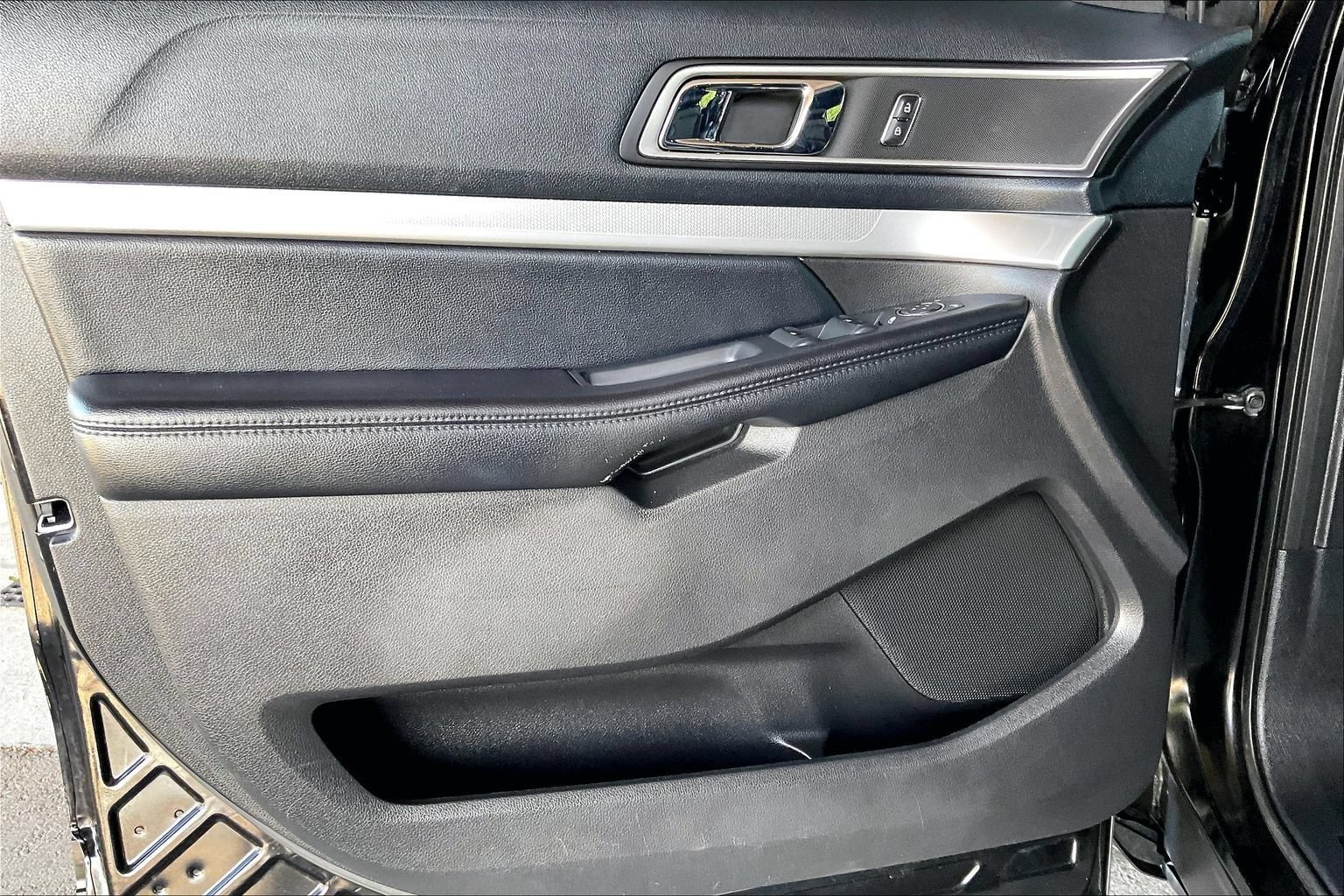 Used 2016 Ford Explorer XLT w/ Equipment Group 202A FWD image 18