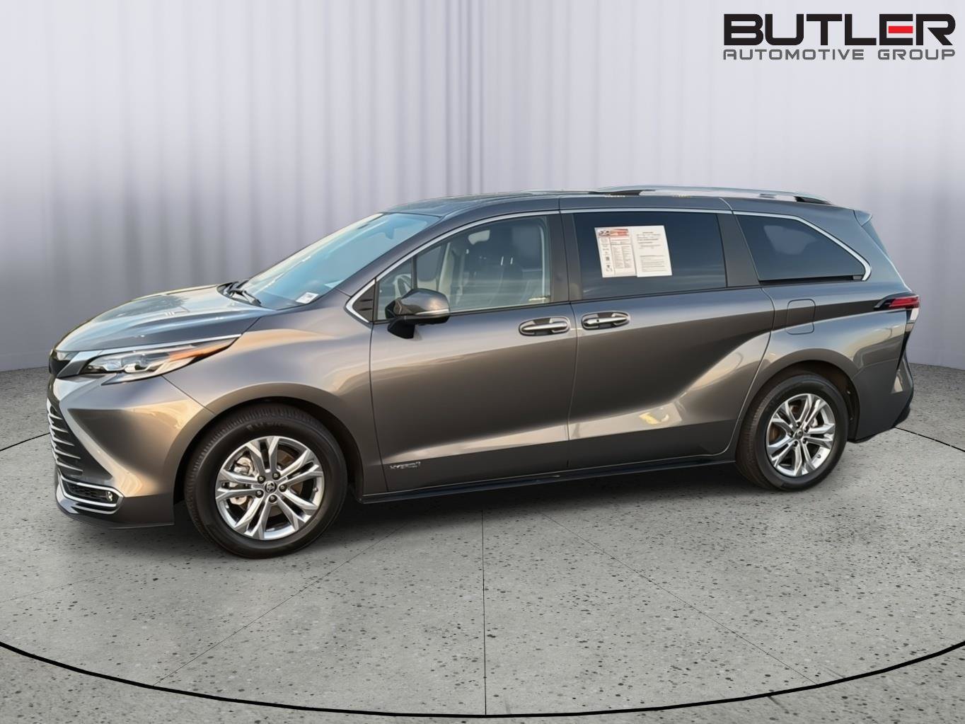 Used 2021 Toyota Sienna Platinum AWD/4WD image 3