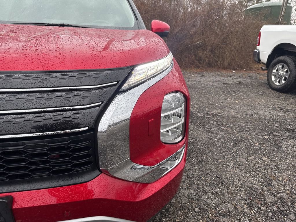 Used 2024 Mitsubishi Outlander 4WD Plug-In Hybrid image 3