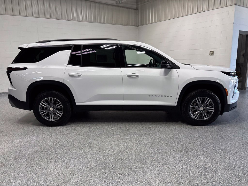 Used 2026 Chevrolet Traverse LT FWD image 8