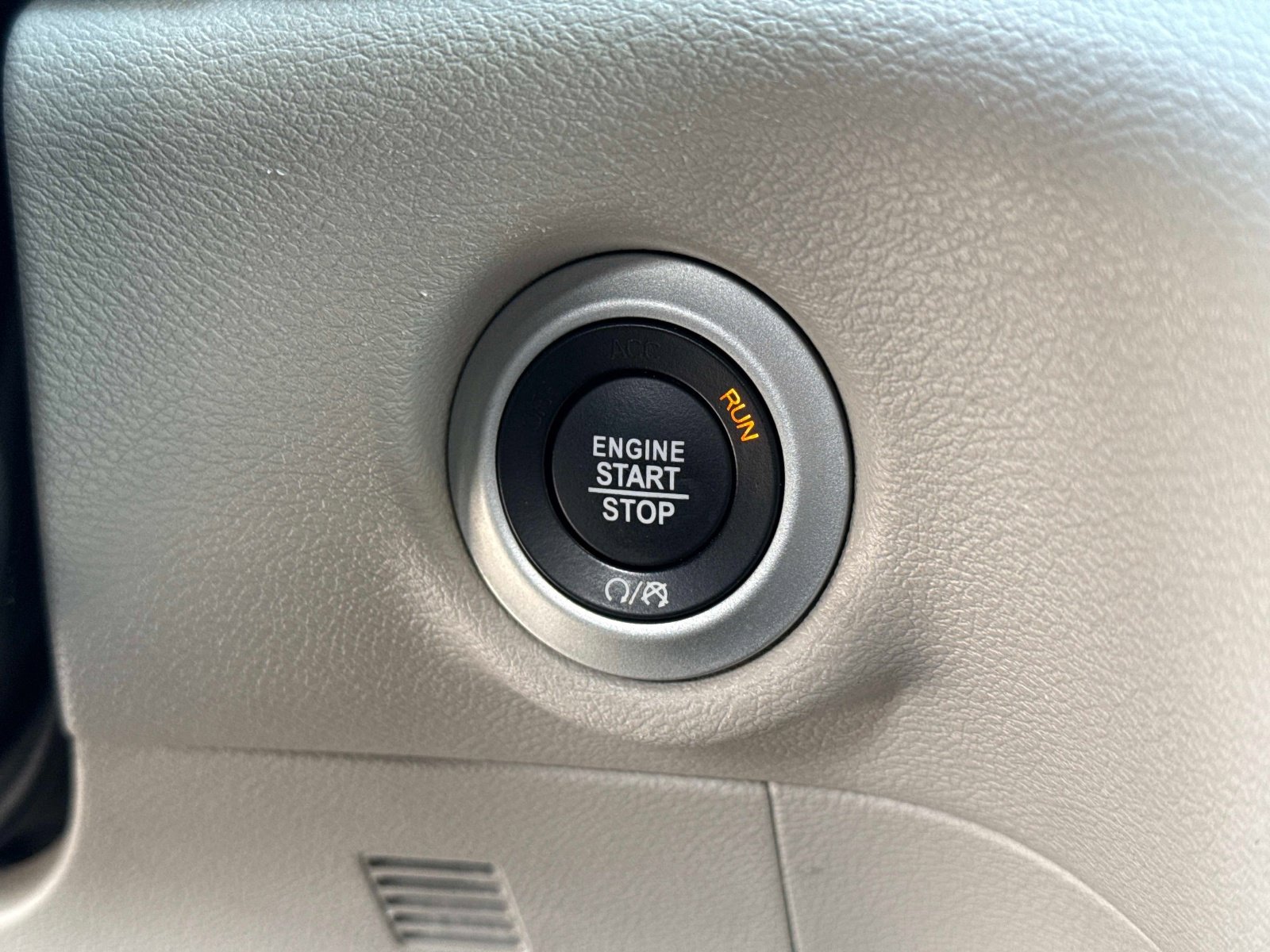 Used 2023 Chrysler Pacifica Touring-L image 28